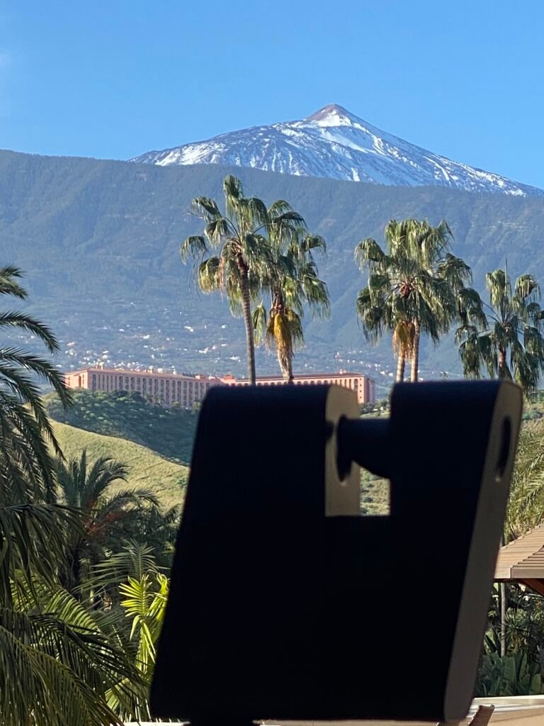 Cámara Matterport escaneando en primer plano con el Teide nevado al fondo