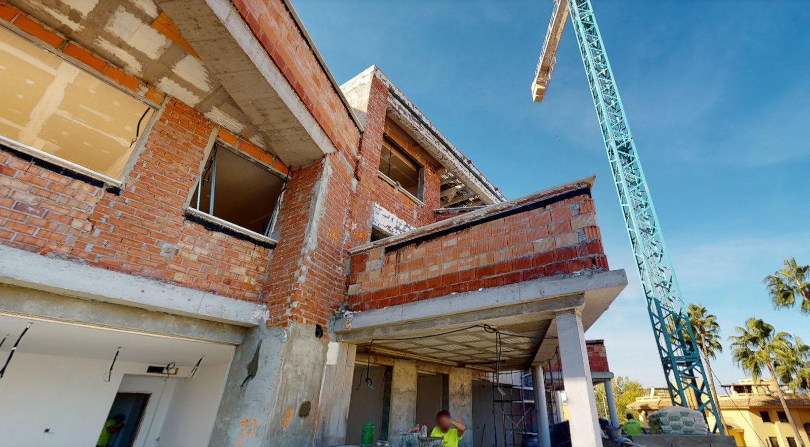 Edificio en construcción con grúa de obra.