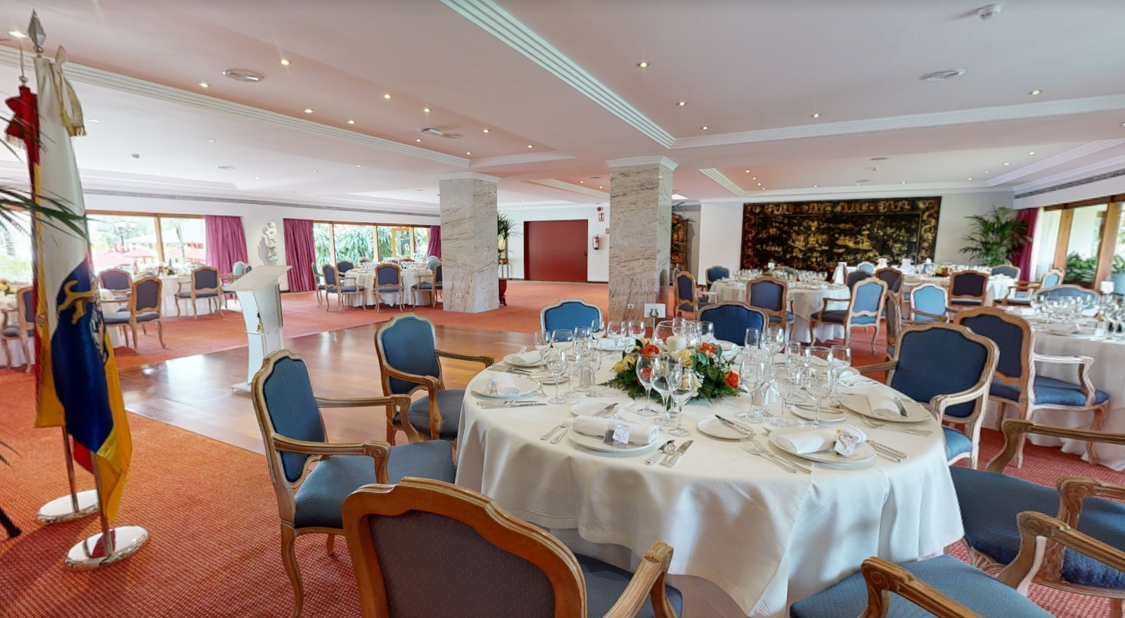 Sala de congresos en modo cena de gala